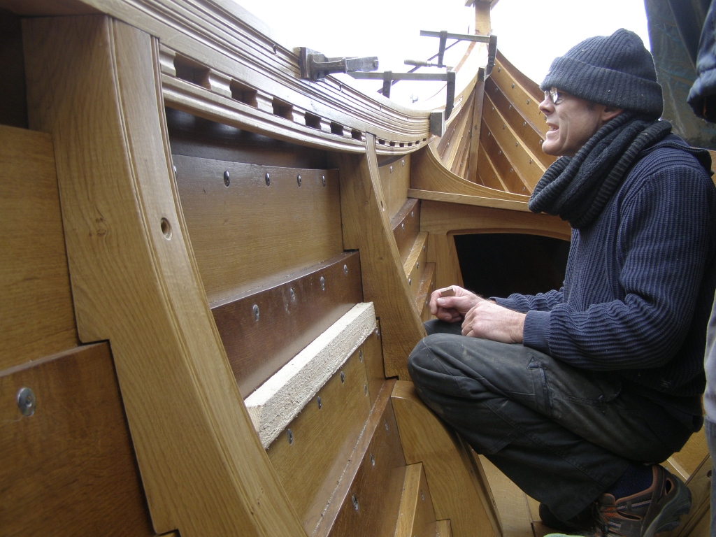 Stefan vor dem Dollbordbalken Wikingerschiff | November 2024