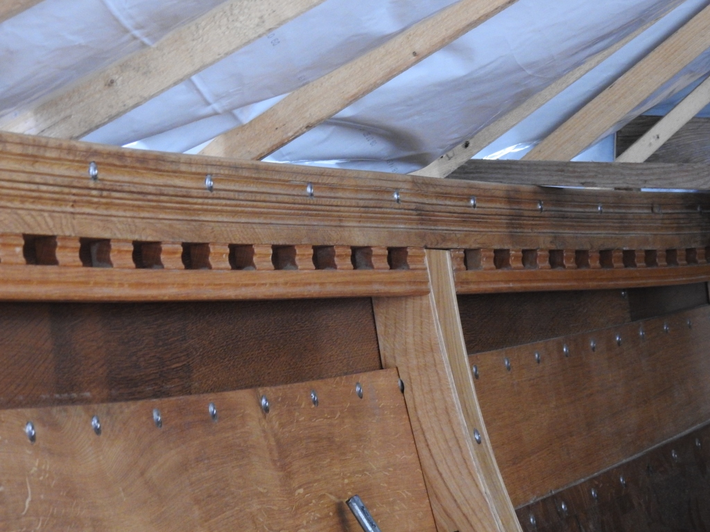 Dollbordbalken auf Endspant, darunter die Schildriemenleiste | Wikingerschiff