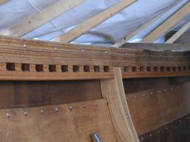 Dollbordbalken auf Endspanten, darunter die Schildriemenleiste | Wikingerschiff