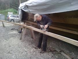 Stefan beim schleifen der Dollbordbalken | Oktober 2024