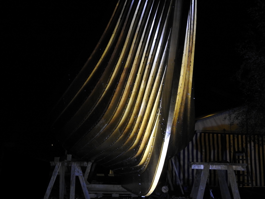 Kinder malen ein Wikingerschiff an