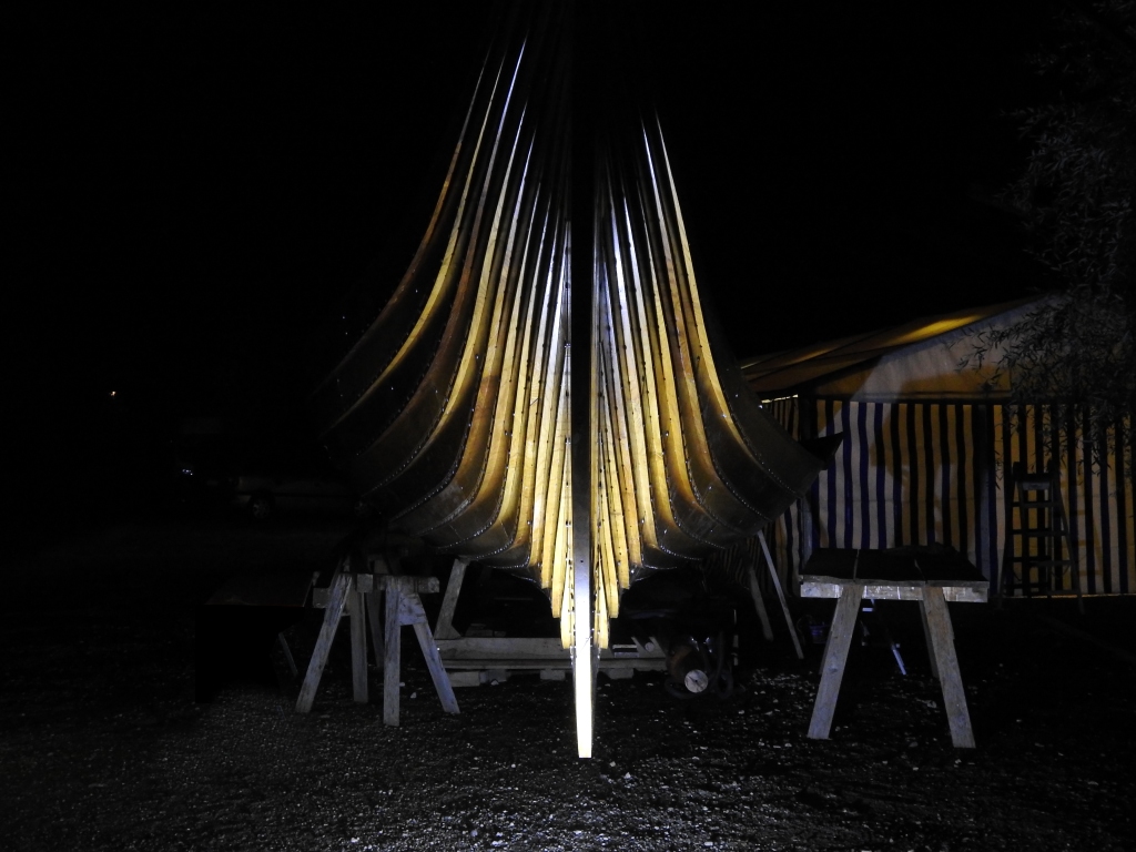 Kinder malen ein Wikingerschiff an