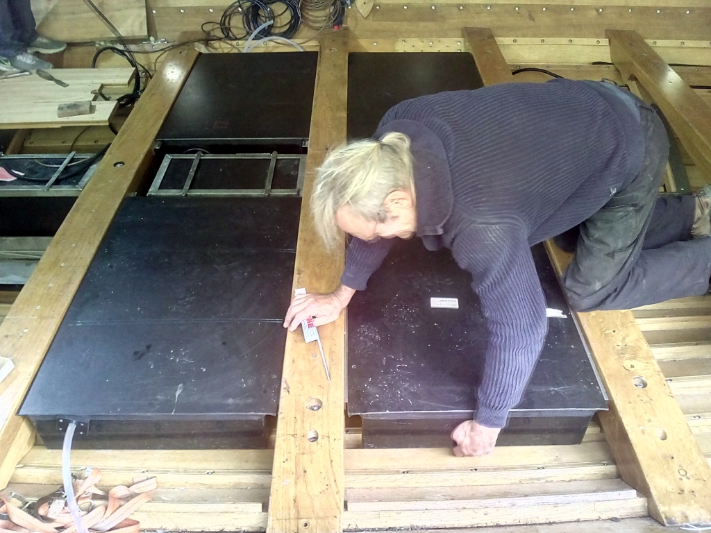 Einbau der Wassertanks ins Wikingerschiff | Oktober 2024